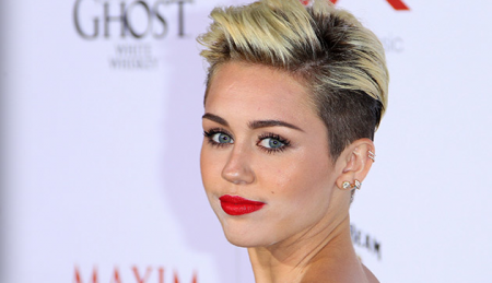 Miley Cyrus diventata famosa grazie alla serie tv tanto conosciuta Hanna Montana,attrice e cantautrice sfoggia il suo nuovo taglio che sarà uno tra i tanti nuovi tagli gettonati del 2015.